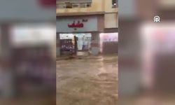 Medine'de şiddetli sel etkili oldu: Şehrin sokakları göle döndü