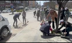 Van'da karışan sokakları halk temizlemeye başladı