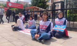 MEB önünde özel sektör öğretmenleri sendikası oturma eylemi düzenledi