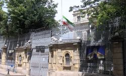 İran'ın İstanbul Başkonsolosluğu'nda bayraklar yarıya indi