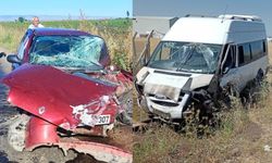 Otomobil ve minibüs çarpıştı: 22 yaralı