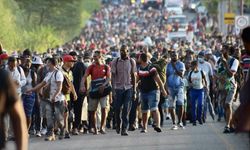 Yüzlerce göçmen ABD sınırına yürüyor