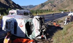 Hastane yolunda korkunç kaza! Ambulansla ticari araç kafa kafaya çarpıştı: 4 ölü