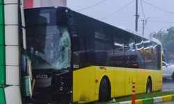İETT otobüsü 3 araca çarptı, 3 kişi yaralandı