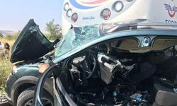 İzmir'de korkunç kaza: Yolcu treni otomobile çarptı! Hayatını kaybedenler var