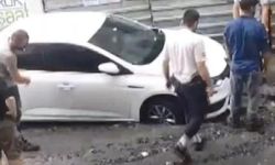 Sağanak yolu çökertti: İstanbul'da araçlar çukura düştü