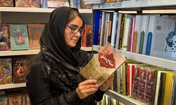 Türkçeyi kendi kendine öğrenen İranlı edebiyatçı Rukiye Nazarluy, şiir kitabı yazdı