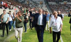 Hacıosmanoğlu Amedspor maçında tribünleri selamladı: Amedspor bu ülkenin takımıdır