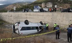 Sivas'ta minibüs 10 metreden uçtu! Çok sayıda yaralı var