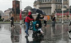 İstanbul'da sağanak yağış: Rögarlar taştı, yollar göle döndü