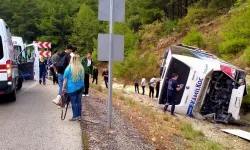 Burdur'da tıra çarpan yolcu otobüsü devrildi: 8 yaralı