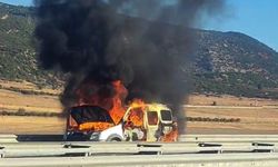 Gaziantep’te, seyir halindeyken alev alan araç yandı