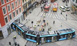 Oslo'da tramvay raydan çıktı, mağazaya girdi!