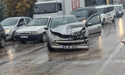 Bursa'da otomobil, çipe takıldı; 2 yaralı