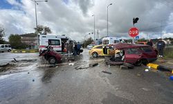 Kavşakta çarpışan otomobillerden biri bölündü; 1'i çocuk, 6 yaralı