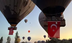 Kapadokya'da balonlar Türk bayrakları ile yükseldi