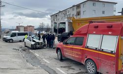 Kamyonla çarpışan otomobilin sürücüsü öldü