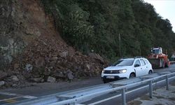 Karadeniz Sahil Yolu'nda heyelan sonrası çalışmalar sürüyor