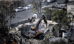 Soykırımcı İsrail ordusu, işgal altındaki Batı Şeria'da Filistinlilere ait iki ev ve bir tesisi yıktı