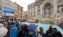 Roma'nın tarihi Trevi Çeşmesi bakım çalışmalarının ardından yeniden açıldı