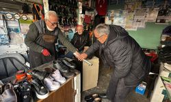 12 metrekarelik ayakkabı atölyesinde 55 yıldır mesleğini sürdürüyor