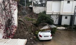 Bodrum'da istinat duvarı çöktü, park halindeki otomobil ile 1 ev zarar gördü