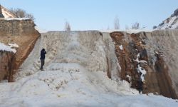 Erzincan'da buz tutan dere, Pamukkale travertenlerine benzedi