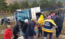 Isparta'da yolcu otobüsü devrildi; yaralılar var