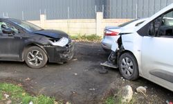 Eyüpsultan'da dönüş yapan otomobile hafif ticari araç çarptı; kaza güvenlik kamerasında