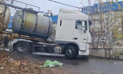 İstanbul – Pendik'te tanker bariyerlere çarptı; yola kimyasal madde döküldü