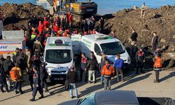 Karadeniz Sahil Yolu'ndaki heyelanda toprak altında kalan otomobildeki 4 kişinin cansız bedenlerine ulaşıldı