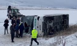 Kars'ta yolcu otobüsü devrildi