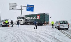 Refüje çarpan tır nedeniyle Çorum-Yozgat kara yolu 2 saat ulaşıma kapalı kaldı