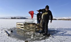 Buz tutan göllerde 'Eskimo' usulü balık avı