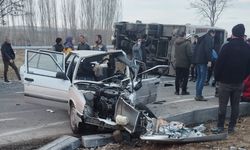 Öğrenci servis midibüsüyle otomobilin çarpıştığı kazada yaralılardan biri öldü