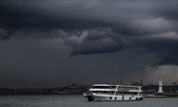 AKOM'dan İstanbul için uyarı: Sıcaklık 5 derece düşecek, gök gürültülü ve kuvvetli yağışa dikkat