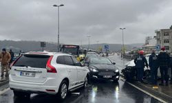 Sarıyer'de ters yöne giren otomobille cip kafa kafaya çarpıştı: 2 yaralı