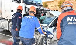 Adıyaman'da kaza, yakıt tankeri ile otomobil çarpıştı: 3 kişi öldü, 4 kişi yaralandı