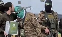 Esir takasında tarihi görüntü! İsrailli rehine El Kassam Mücahidini alnından öptü