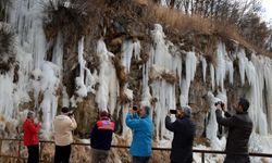 Kanyonda oluşan dev buz sarkıtlarına fotoğrafçılardan yoğun ilgi