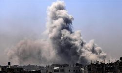 İşgalci İsrail'in Gazze'de yerinden edilenlerin sığındığı okulu bombalaması sonucu 15 kişi şehit oldu