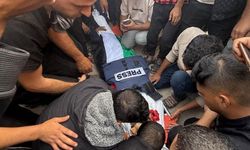 Siyonist İsrail'in Han Yunus'taki Nasır Hastanesi'ne düzenlediği saldırıda 1'i gazeteci 2 Filistinli şehit oldu