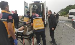 Bursa'da işçileri taşıyan minibüs ile otomobilin çarpıştığı kazada 12 kişi yaralandı