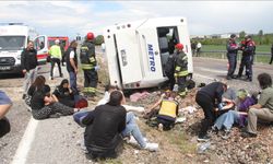 Konya'da, yolcu otobüsünün devrilmesi sonucu oluşan kazada 13 kişi yaralandı