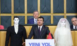Mahmut Arıkan, kürsüye gelin ve damat mankeniyle çıktı: "Gençler evlenmiyor değil, evlenemiyor"