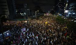 İşgalci İsrail'de on binlerce kişi, Gazze'nin işgal kararını protesto için Tel Aviv sokaklarına indi