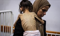 İşgalci İsrail’in kıtlığa sürüklediği Gazze’de 9 yaşındaki Meryem, 25 kilodan 10 kiloya düştü