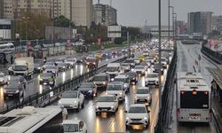 İstanbul'un sağanak çilesi: Trafik ilerlemedi, metrobüs duraklarında yoğunluk oluştu