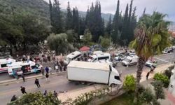 Öğrenci servisi ile kamyon çarpıştı: 22'si öğrenci, 23 yaralı