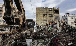 İşgalci İsrail saldırılarında yıkılan evlerin enkazları arasında Filistinlilerin cenazeleri aranmaya devam ediyor